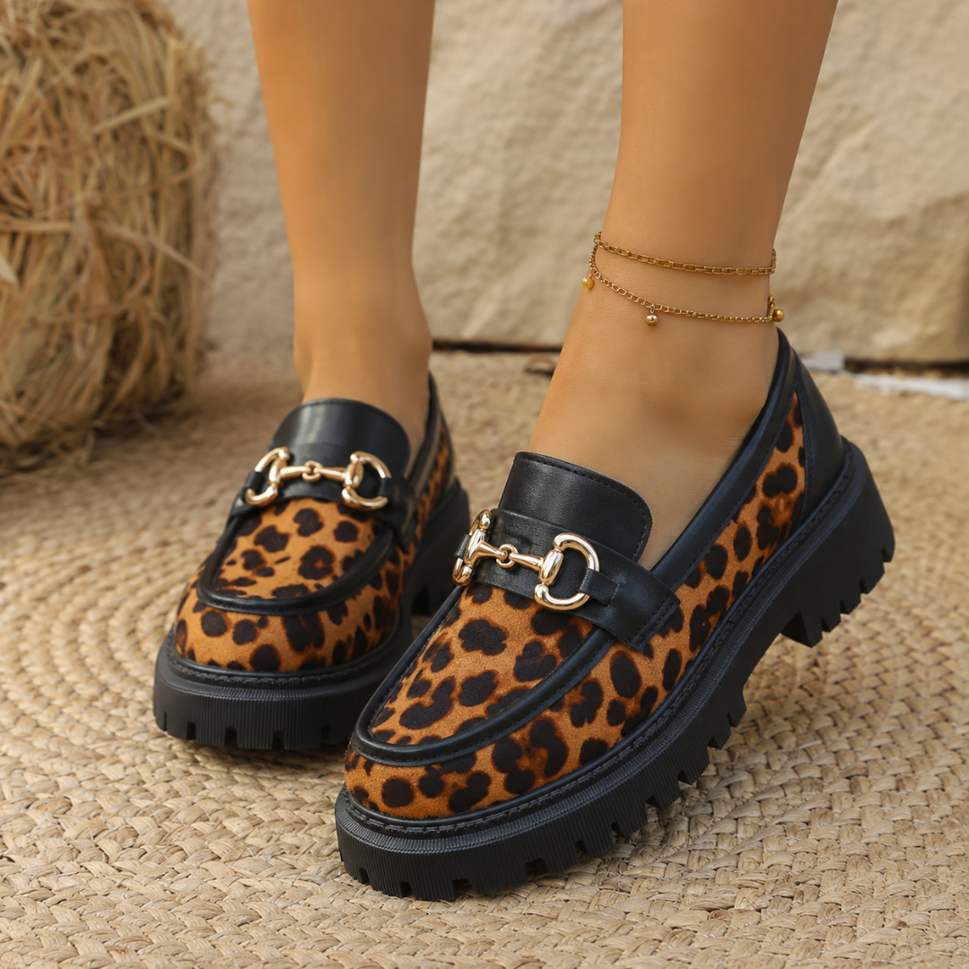 Paire de mocassins léopard noirs à enfiler avec détail chaîne doré et bout arrondi