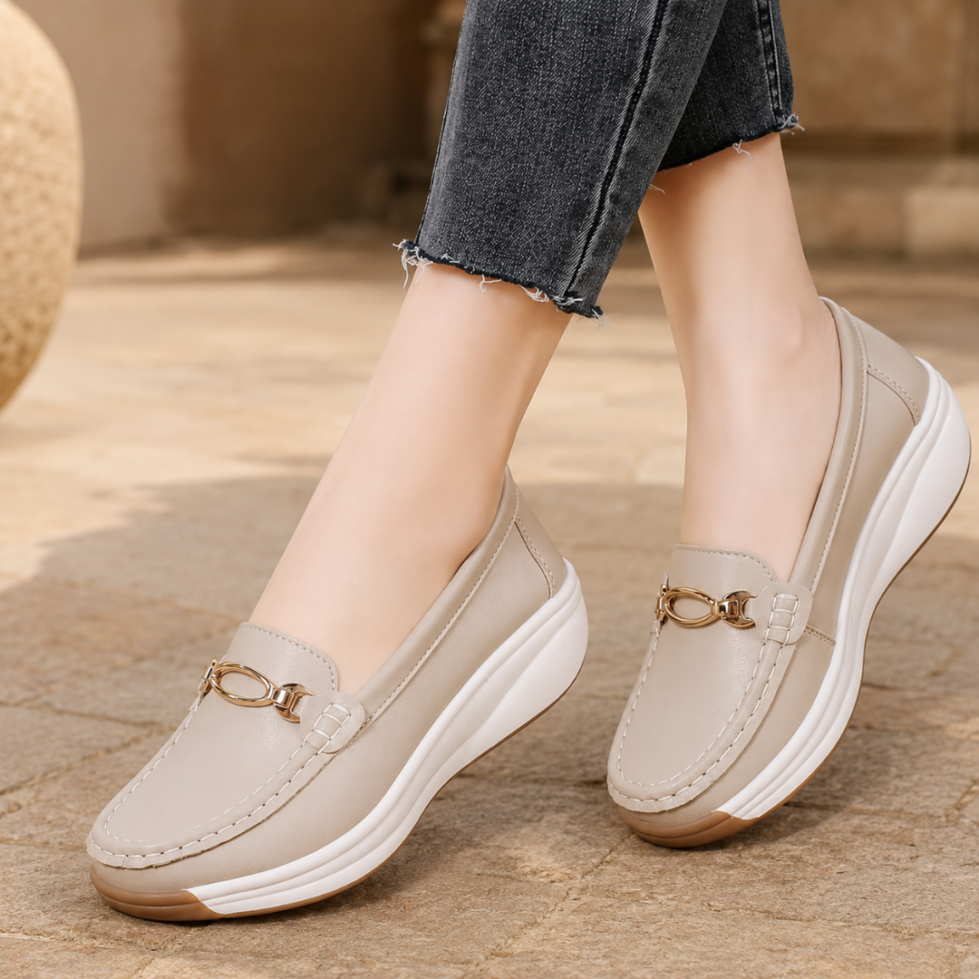 Mocassins femme beige à enfiler, bijou doré et semelle compensée blanche épaisse