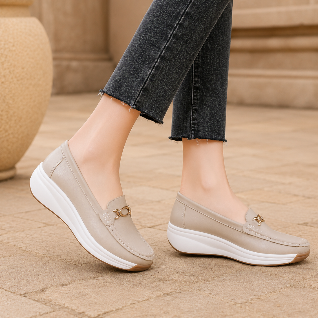Mocassins beige portés de profil, plateforme nervurée et talon compensé arrondi