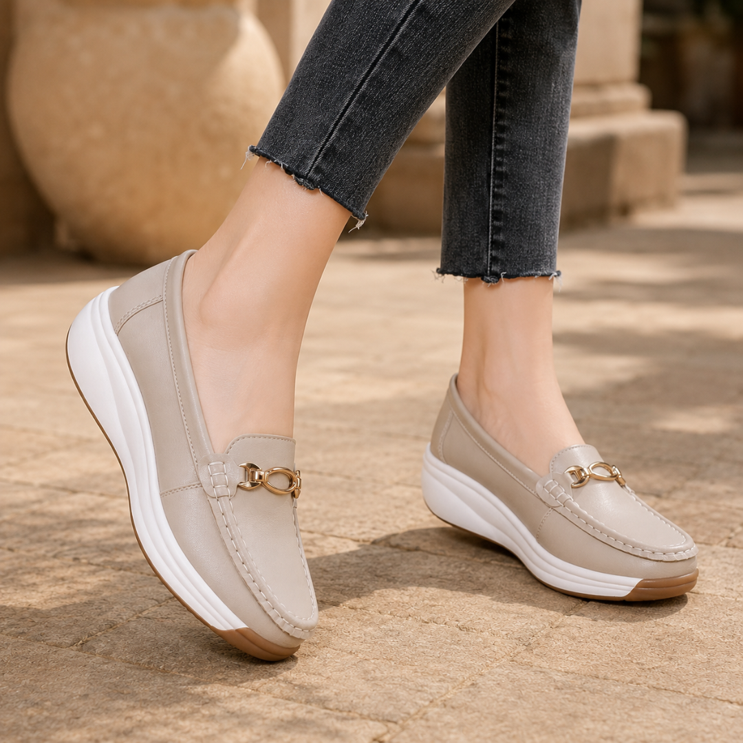 Mocassins beige à enfiler avec bride ornée d'un mors doré sur le dessus