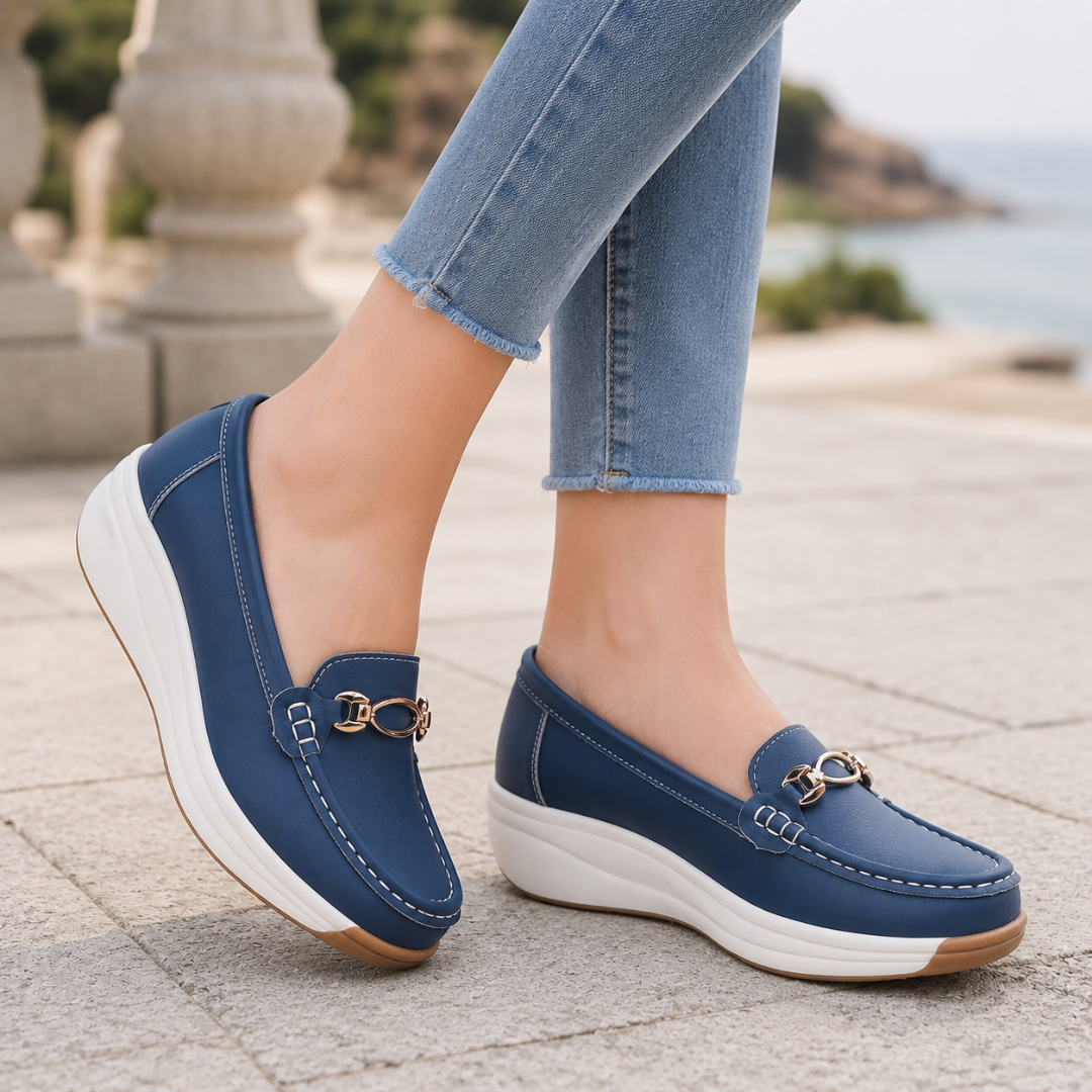 Mocassins bleus à enfiler, coutures blanches contrastées et boucle métallique dorée