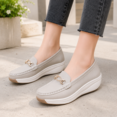 Mocassins femme gris clair, ornement doré et semelle compensée blanche à liseré