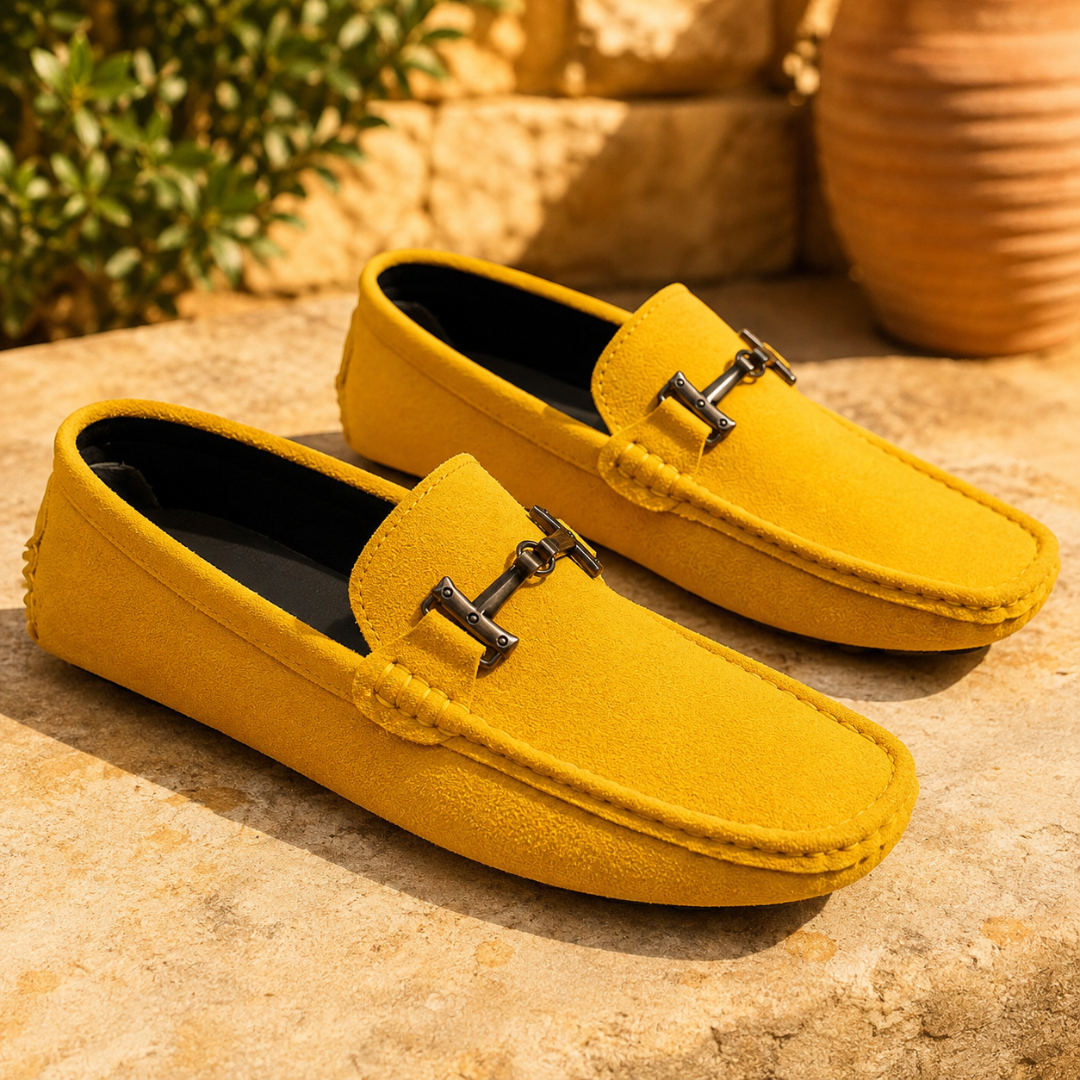 Mocassins jaunes posés sur pierre chaude, mors métallique et bout arrondi souple