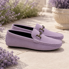 Mocassins femme lilas posés sur dalle claire, mors métallique et surpiqûres blanches visibles