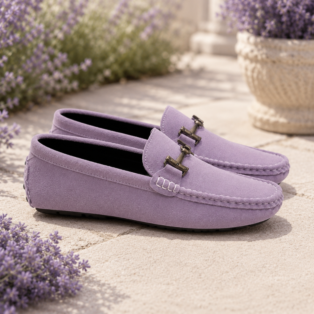 Mocassins femme lilas posés sur dalle claire, mors métallique et surpiqûres blanches visibles