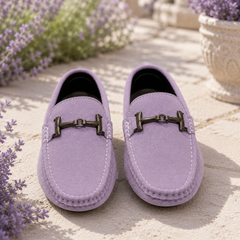 Paire de mocassins lilas vue de face, patte avant ornée d'un mors métallique