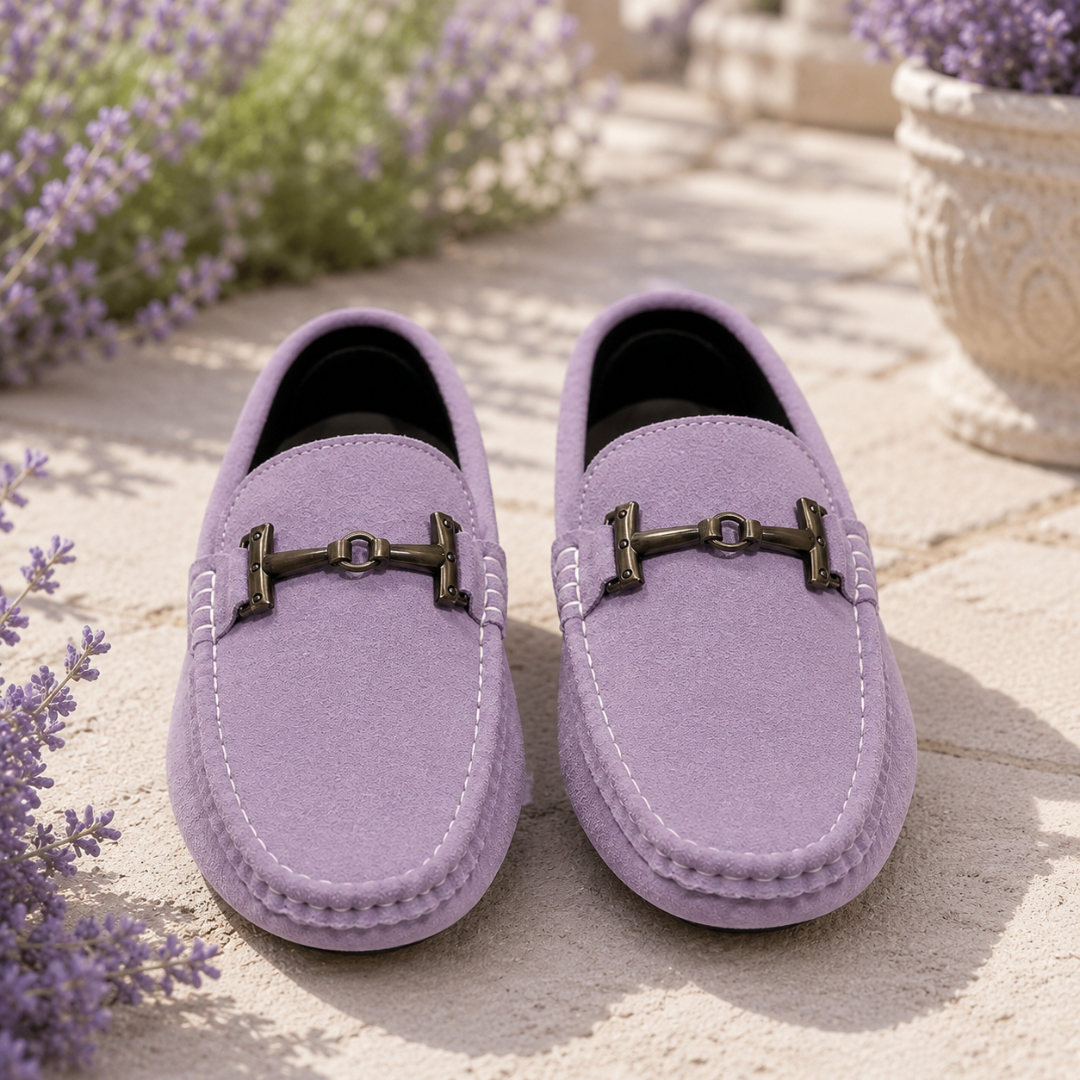 Paire de mocassins lilas vue de face, patte avant ornée d'un mors métallique