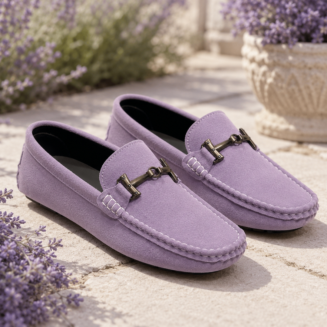 Mocassins lilas en plein soleil, surpiqûres contrastées suivant tout le pourtour du bout