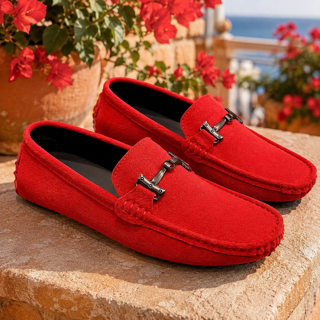 Mocassins femme rouges sur pierre, mors métallique argenté et intérieur noir apparent