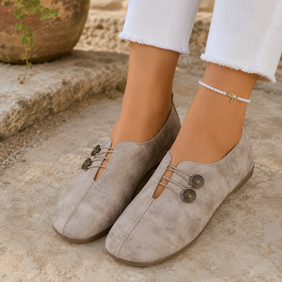 Mocassins femme beige clair à aspect mat doux, laçage élastique et bout légèrement carré
