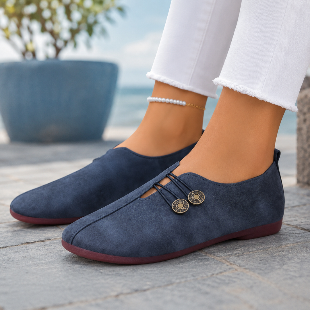 Mocassins bleus mats à boutons décoratifs et semelle plate contrastante bordeaux