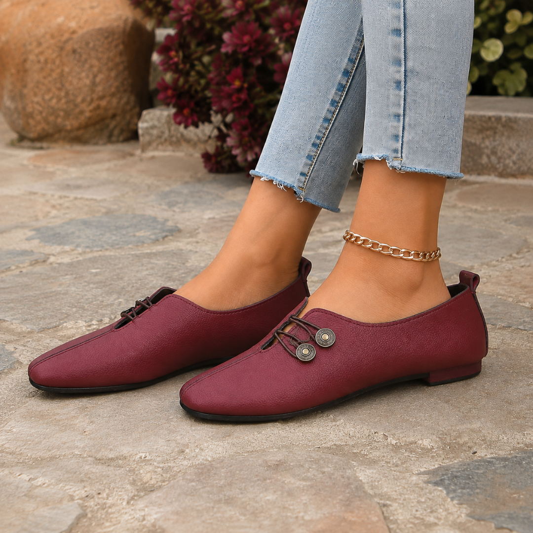 Mocassins plats bordeaux portés de face, bout carré et semelle fine à talon très bas