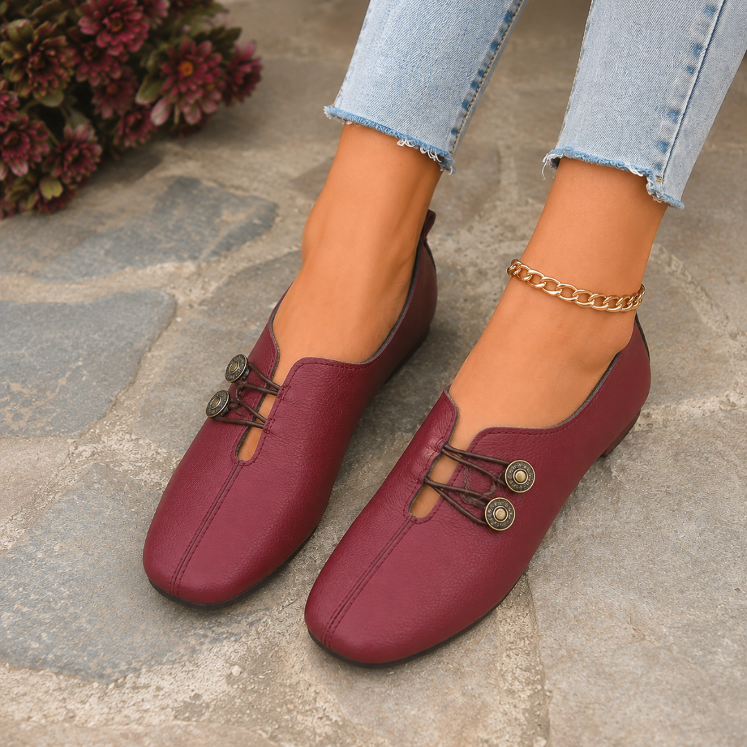 Paire de mocassins bordeaux en gros plan, double bouton rond couleur bronze