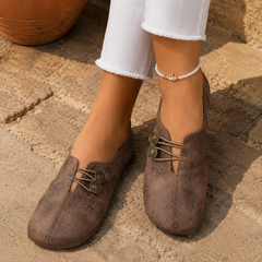 Mocassins marron à effet vieilli, boutons ronds dorés et semelle plate souple