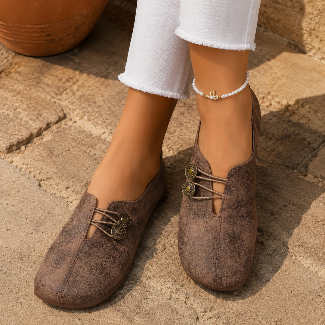 Mocassins marron à effet vieilli, boutons ronds dorés et semelle plate souple