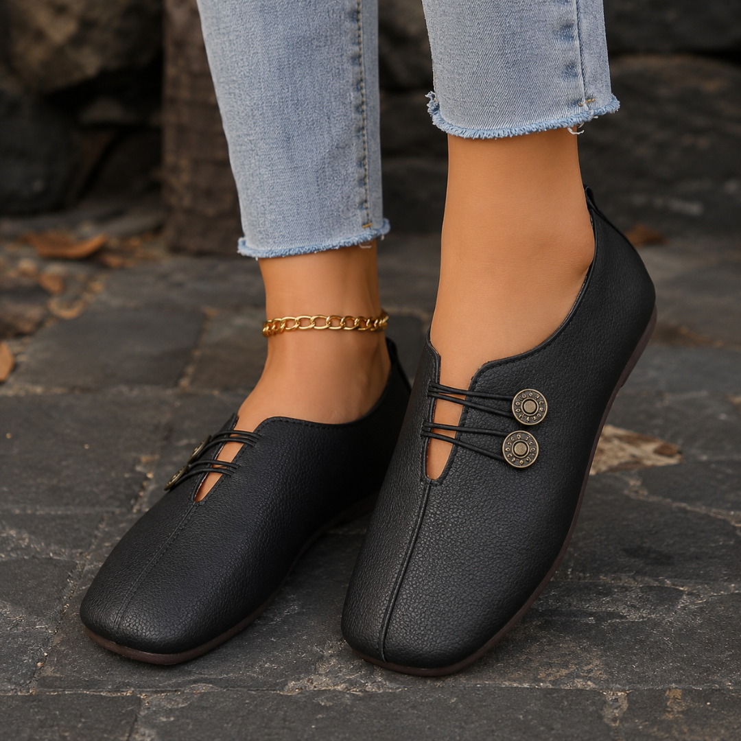Mocassins femme noirs grainés, échancrure sur le dessus et boutons décoratifs bronze