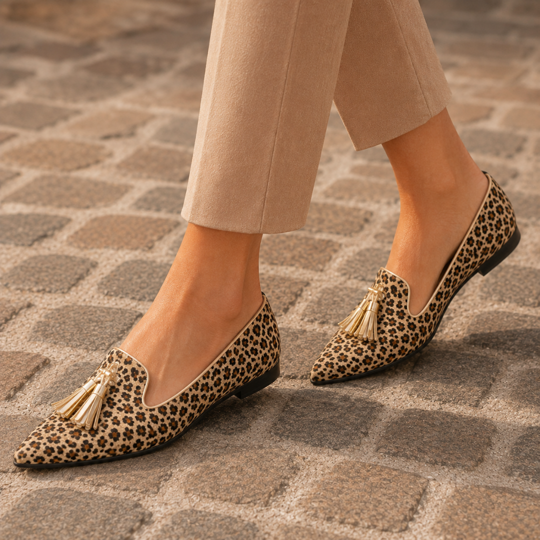 Mocassins léopard en mouvement montrant le bout pointu allongé et la semelle plate
