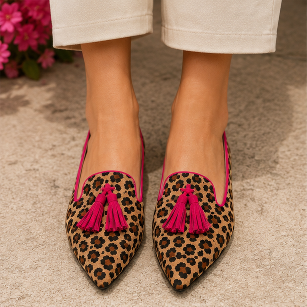 Mocassins femme imprimé léopard vus de face avec pompons et liseré rose vif