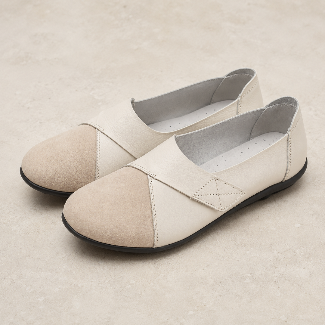 Mocassins plats blanc crème avec bout contrasté mat et première de propreté perforée