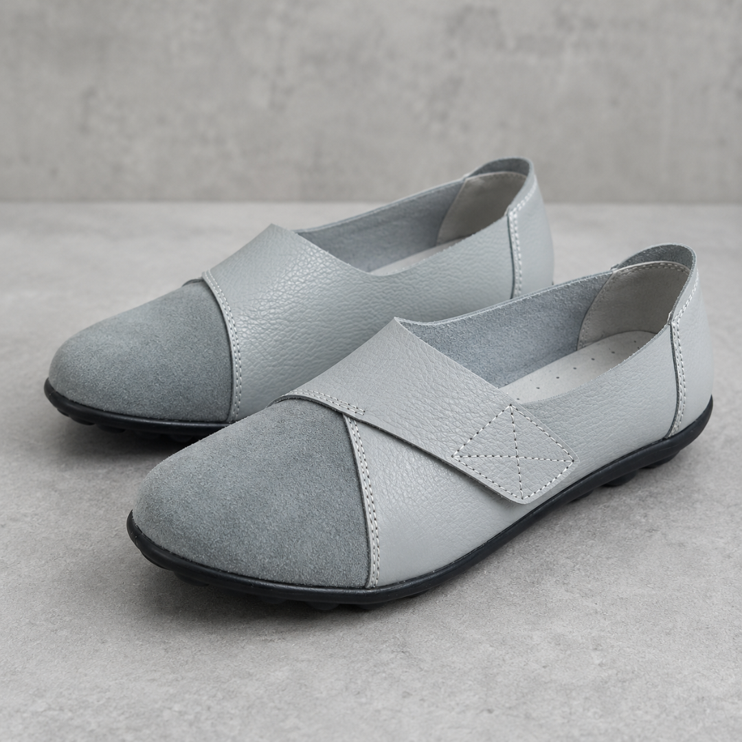 Mocassins femme bleu clair à patte croisée, bout rond contrasté et semelle plate souple