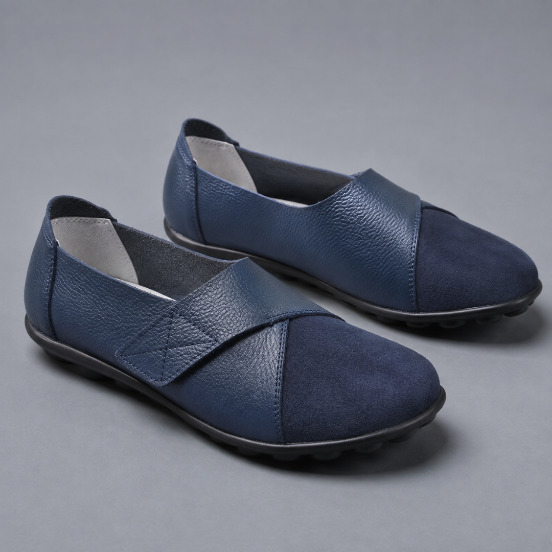 Mocassins plats bleu marine profond avec bout mat contrasté et talon plat arrondi