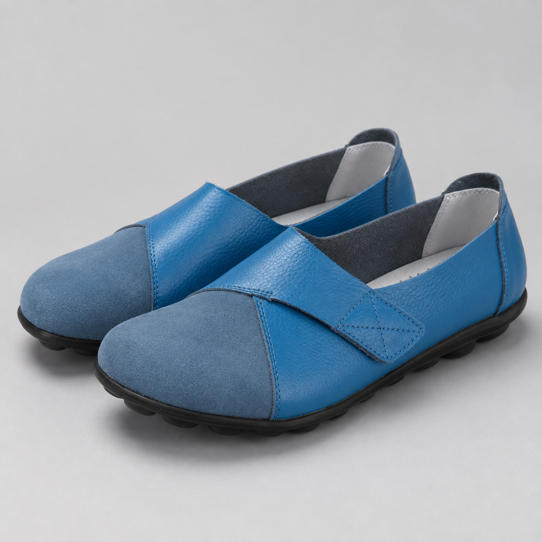 Mocassins femme bleu franc, patte croisée sur le dessus et doublure grise contrastée