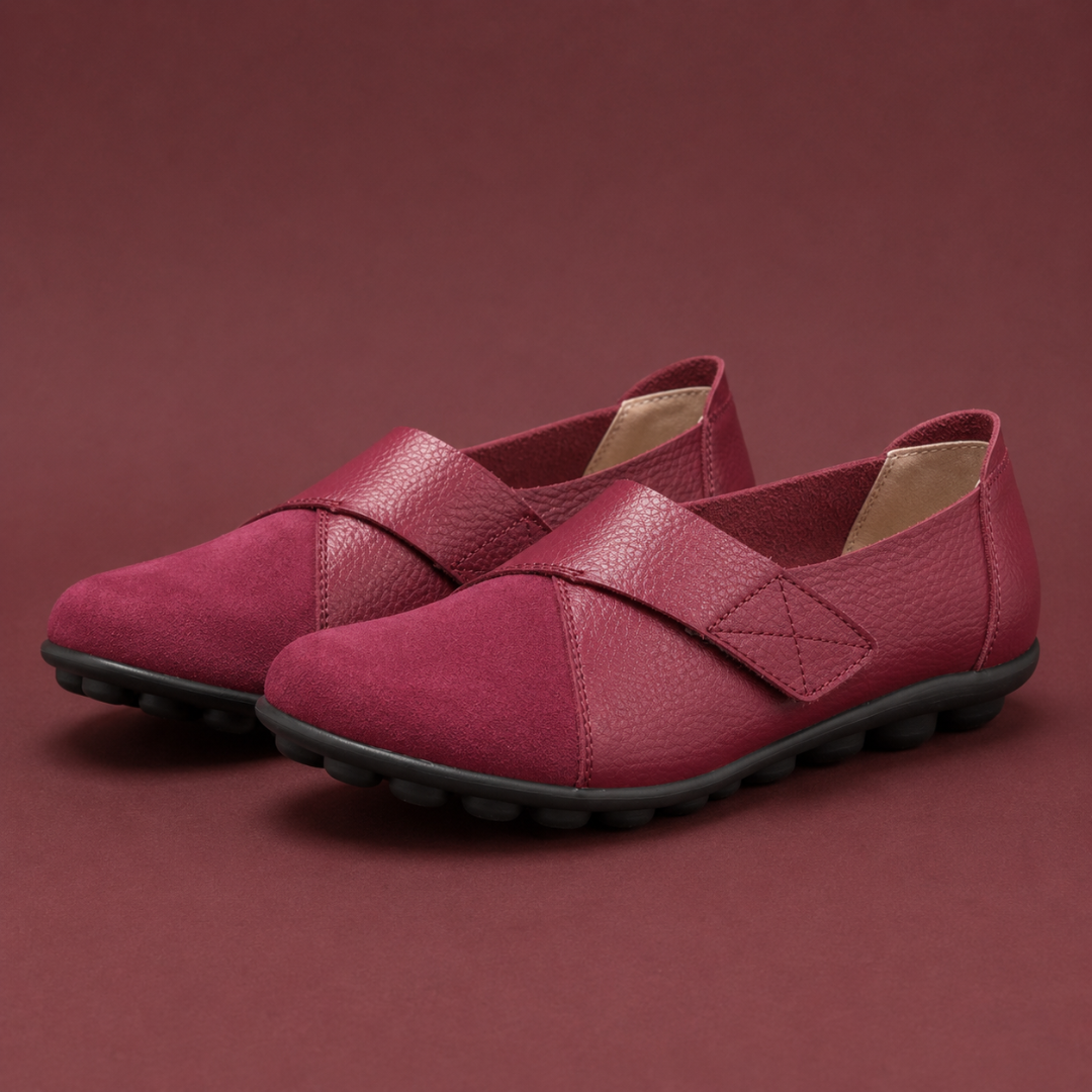 Mocassins bordeaux vus de trois quarts, surpiqûres ton sur ton et semelle noire à picots