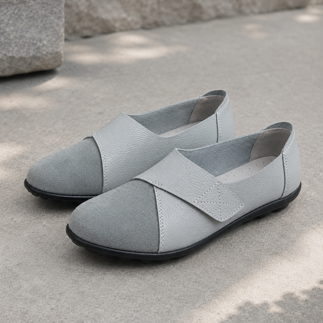 Mocassins femme bleu clair grisé, bout rond contrasté et semelle fine noire discrète