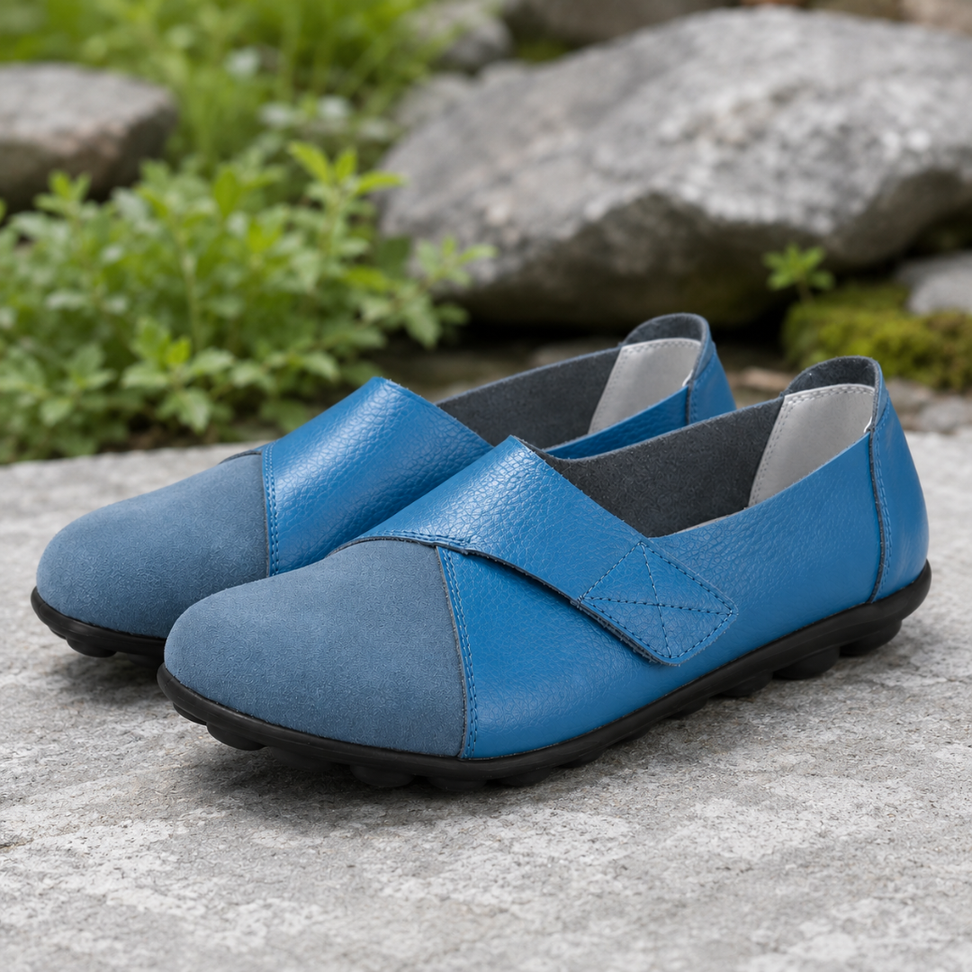 Mocassins femme bleu vif, bout rond mat contrasté, posés sur un rocher