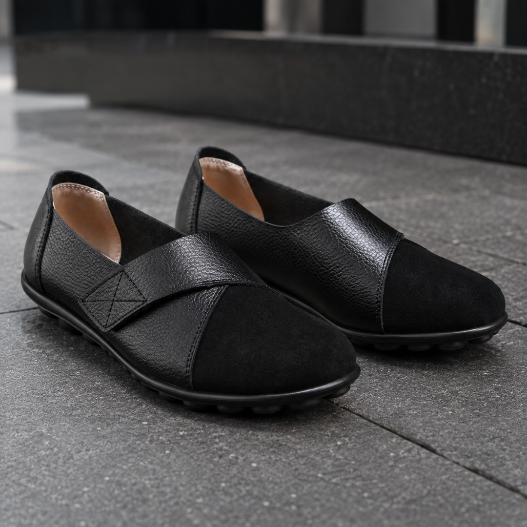 Mocassins femme noirs, bride croisée discrète et semelle crantée, décor urbain sombre