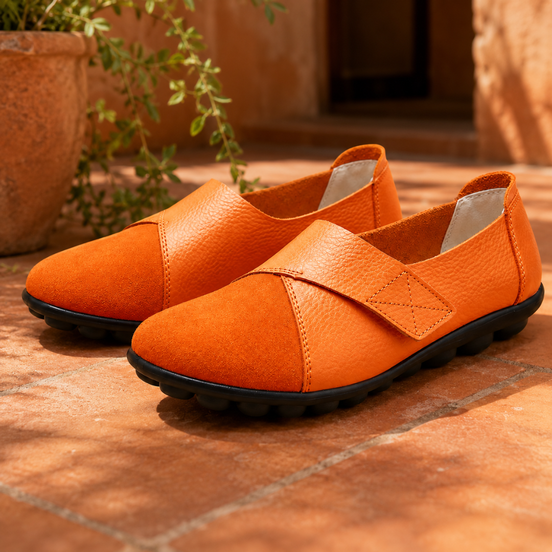 Mocassins femme orange vif, bride croisée surpiquée et semelle crantée noire au soleil
