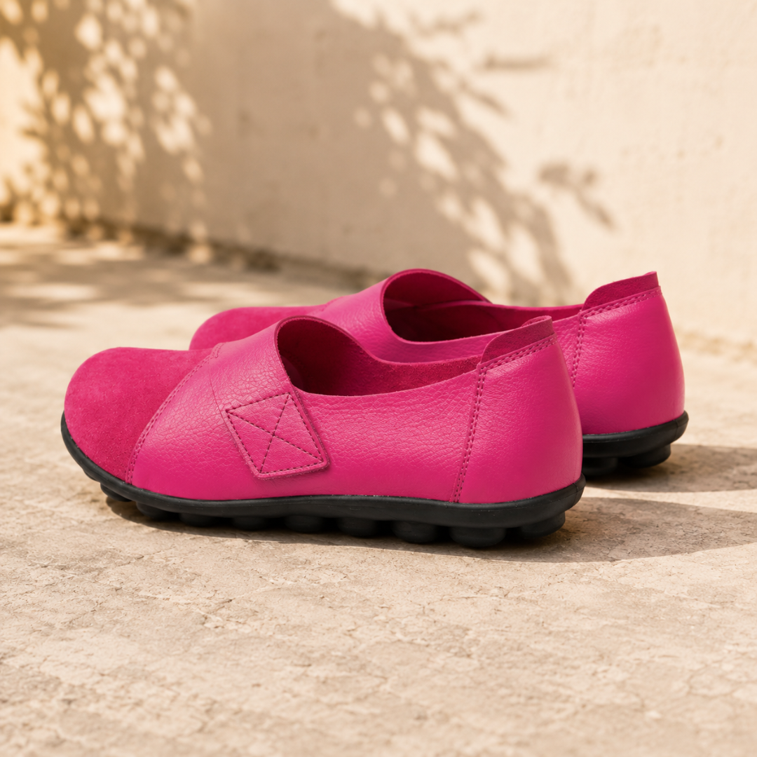 Mocassins femme rose vif vus de dos, talon souple et semelle noire crantée