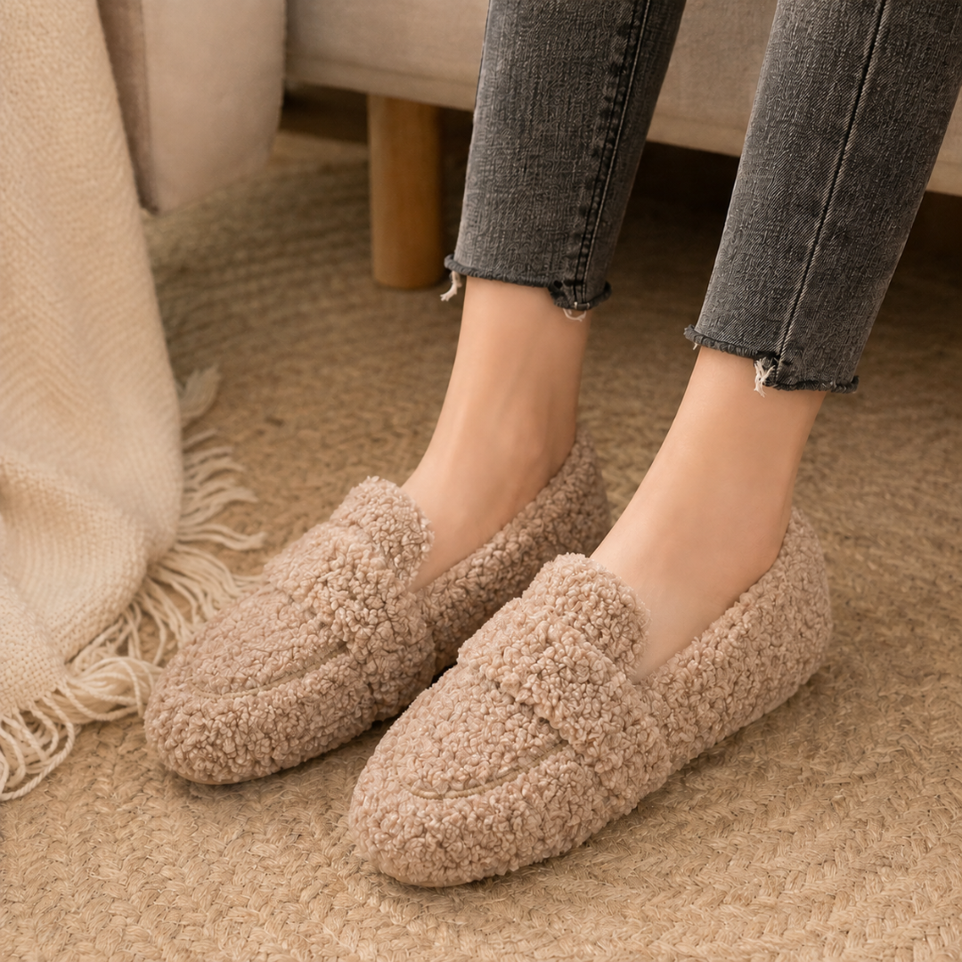 Mocassins femme beiges texturés avec large bride, portés sur un tapis tressé
