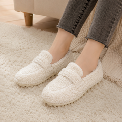 Paire de mocassins blancs, bride sur le cou-de-pied et bout rond visibles