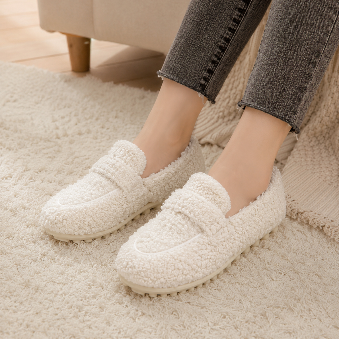 Paire de mocassins blancs, bride sur le cou-de-pied et bout rond visibles