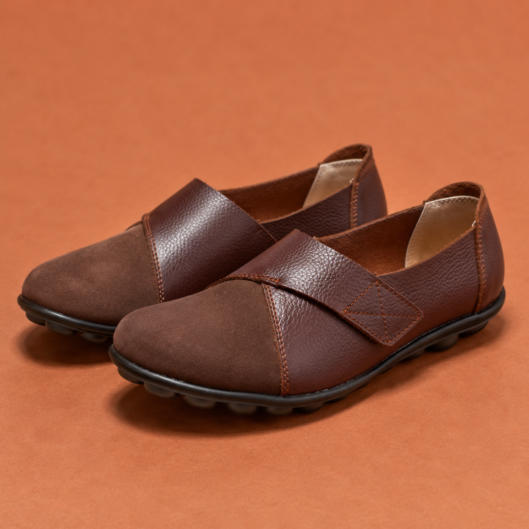 Mocassins marron à surpiqûres orangées, bout rond mat et semelle plate à picots
