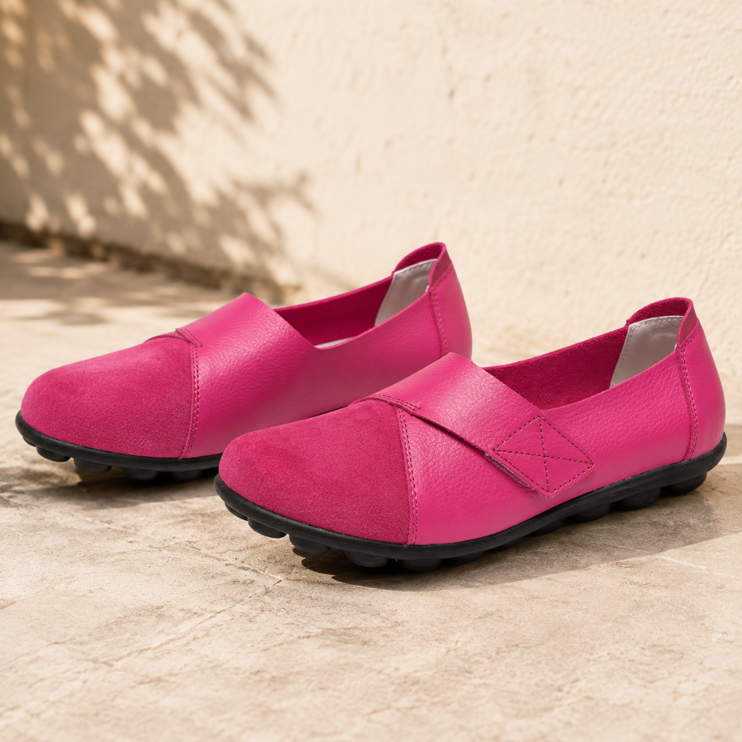 Mocassins plats rose vif posés sur sol clair, patte croisée et semelle noire à picots