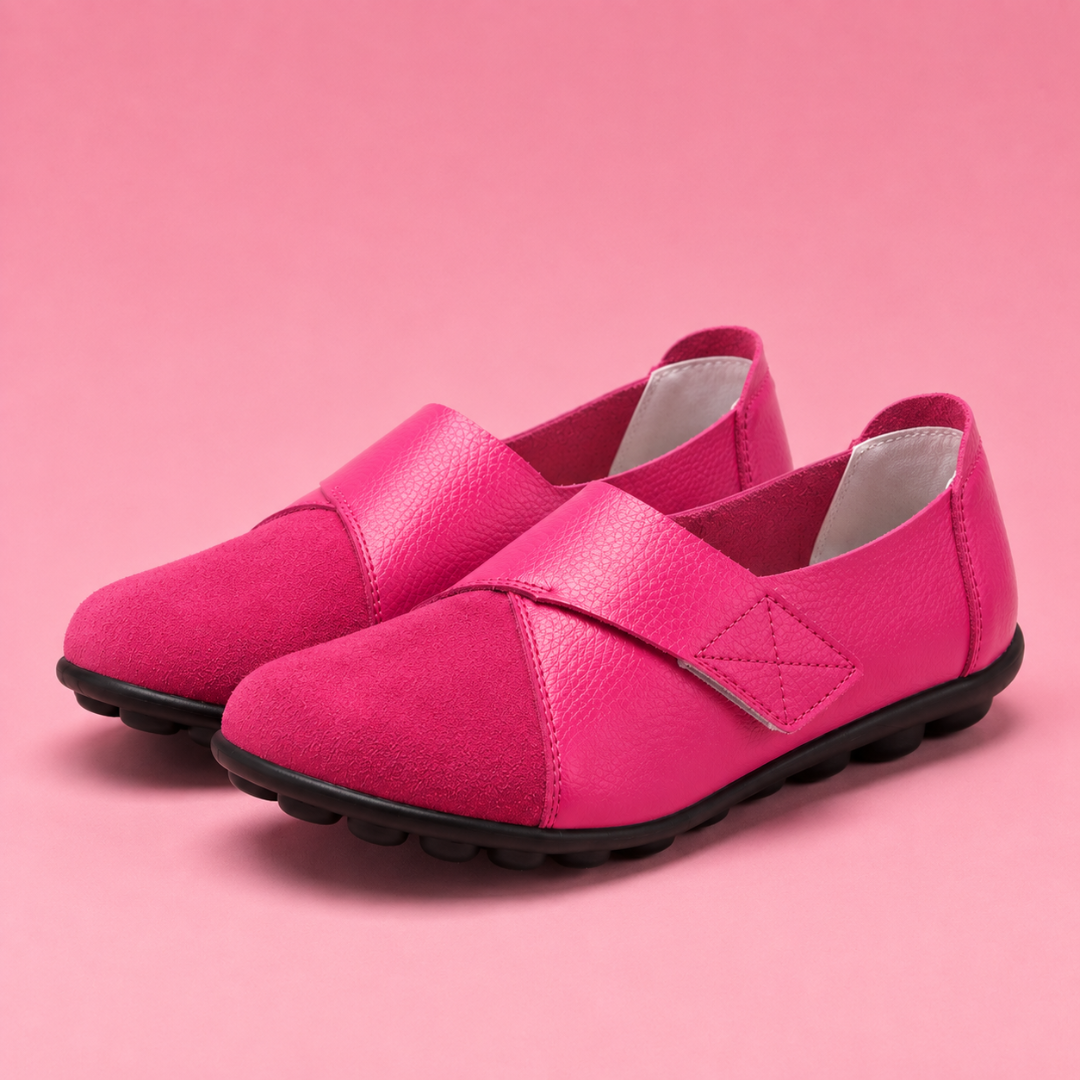 Chaussures plates rose de profil, tige basse et semelle noire à picots arrondis