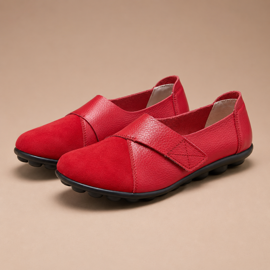Mocassins rouges vus de trois quarts, empiècement mat sur l'avant et semelle noire crantée
