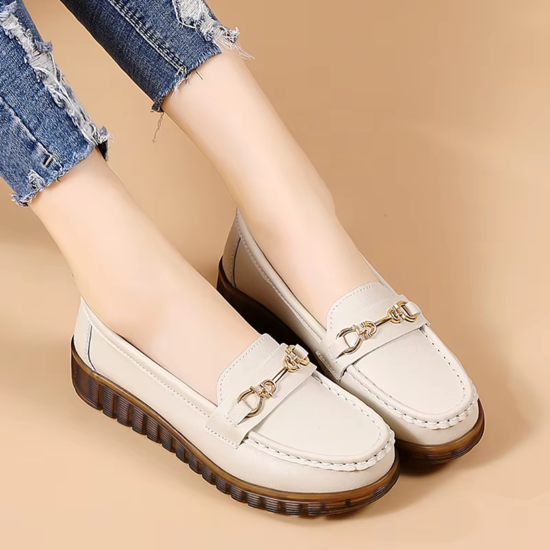 Mocassins femme beige avec bride dorée, vue de face portés avec un jean