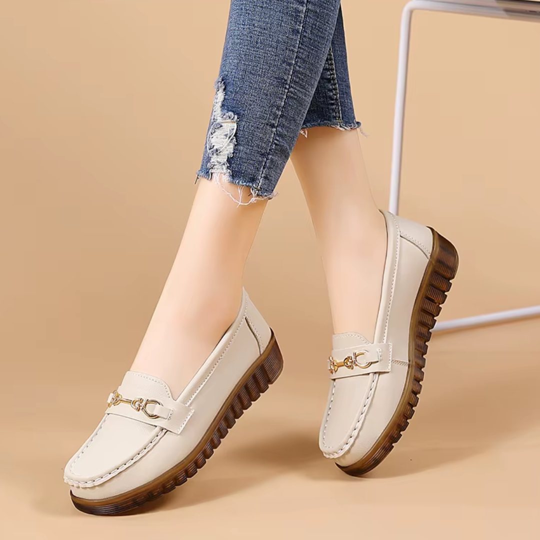 Mocassins beige vue de dessus, bride métallique dorée visible