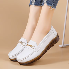 Mocassins femme blancs avec bride dorée, vue de face