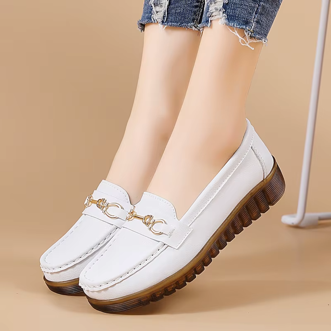Mocassins femme blancs avec bride dorée, vue de face