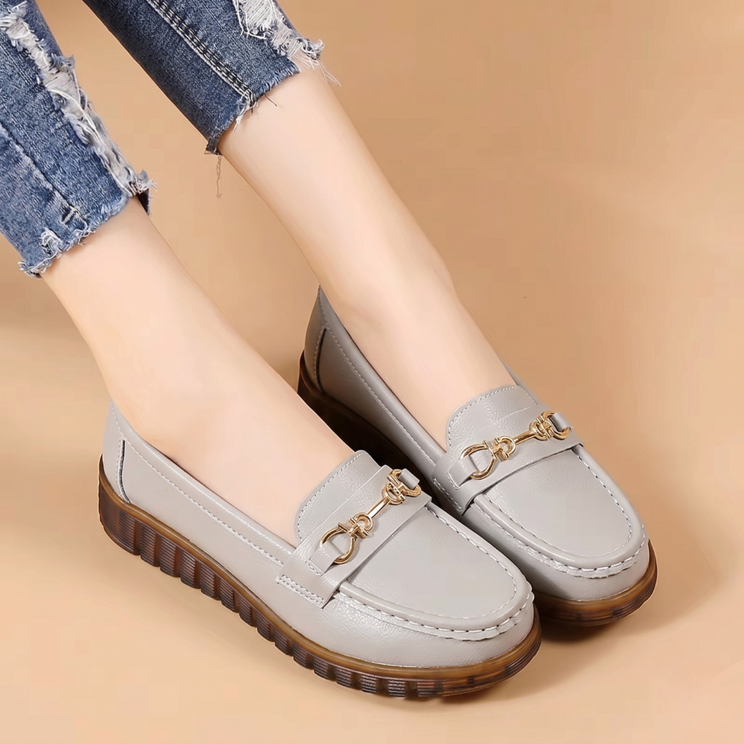 Mocassins femme gris avec bride métallique dorée, vue de face