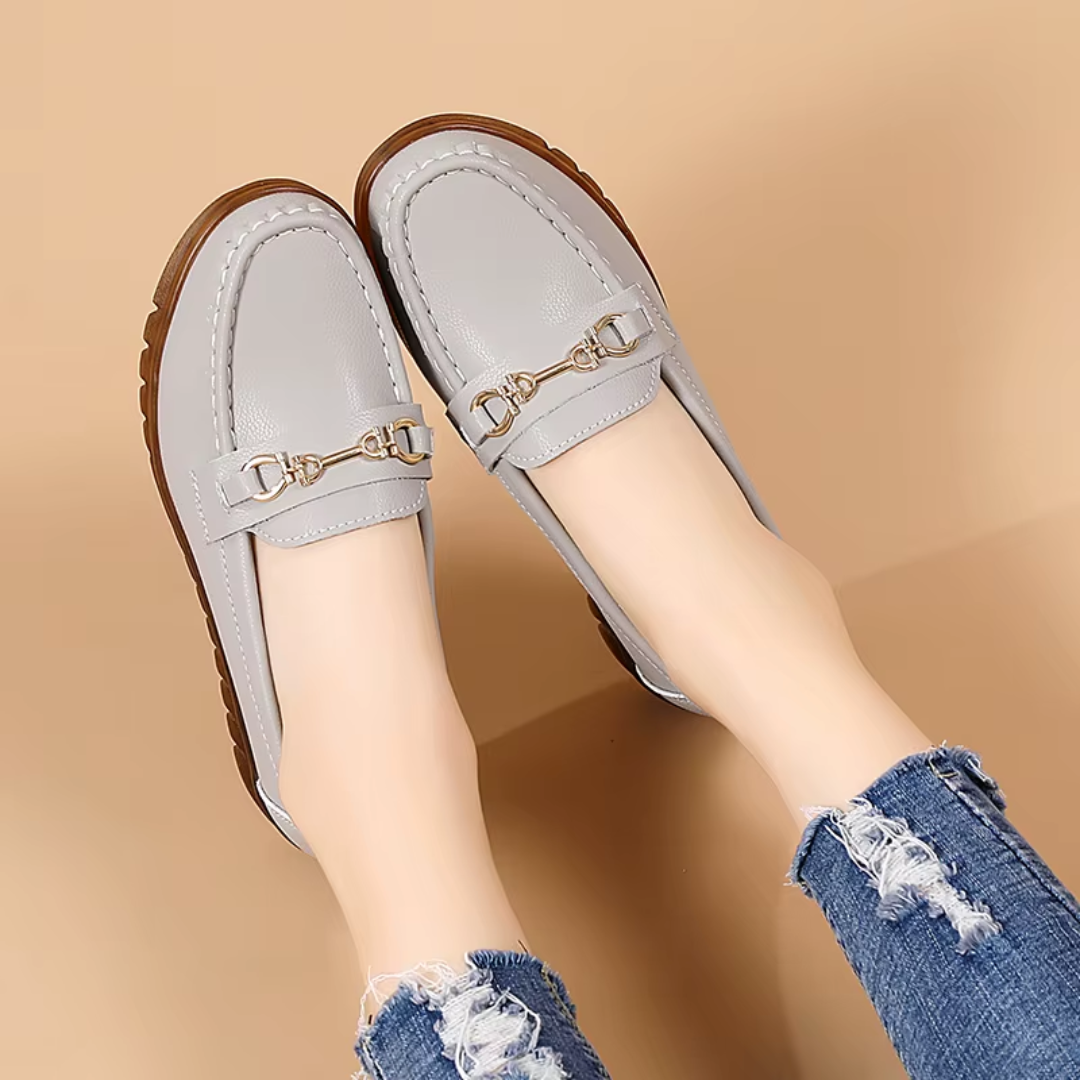 Mocassins gris vue de dessus, coutures visibles