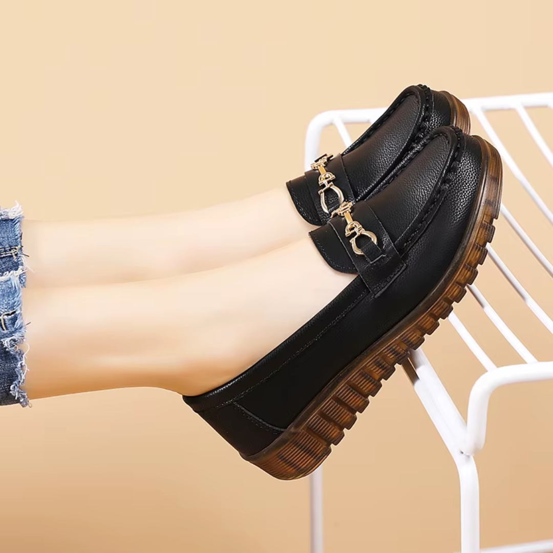 Mocassins noirs portés avec jean, vue latérale