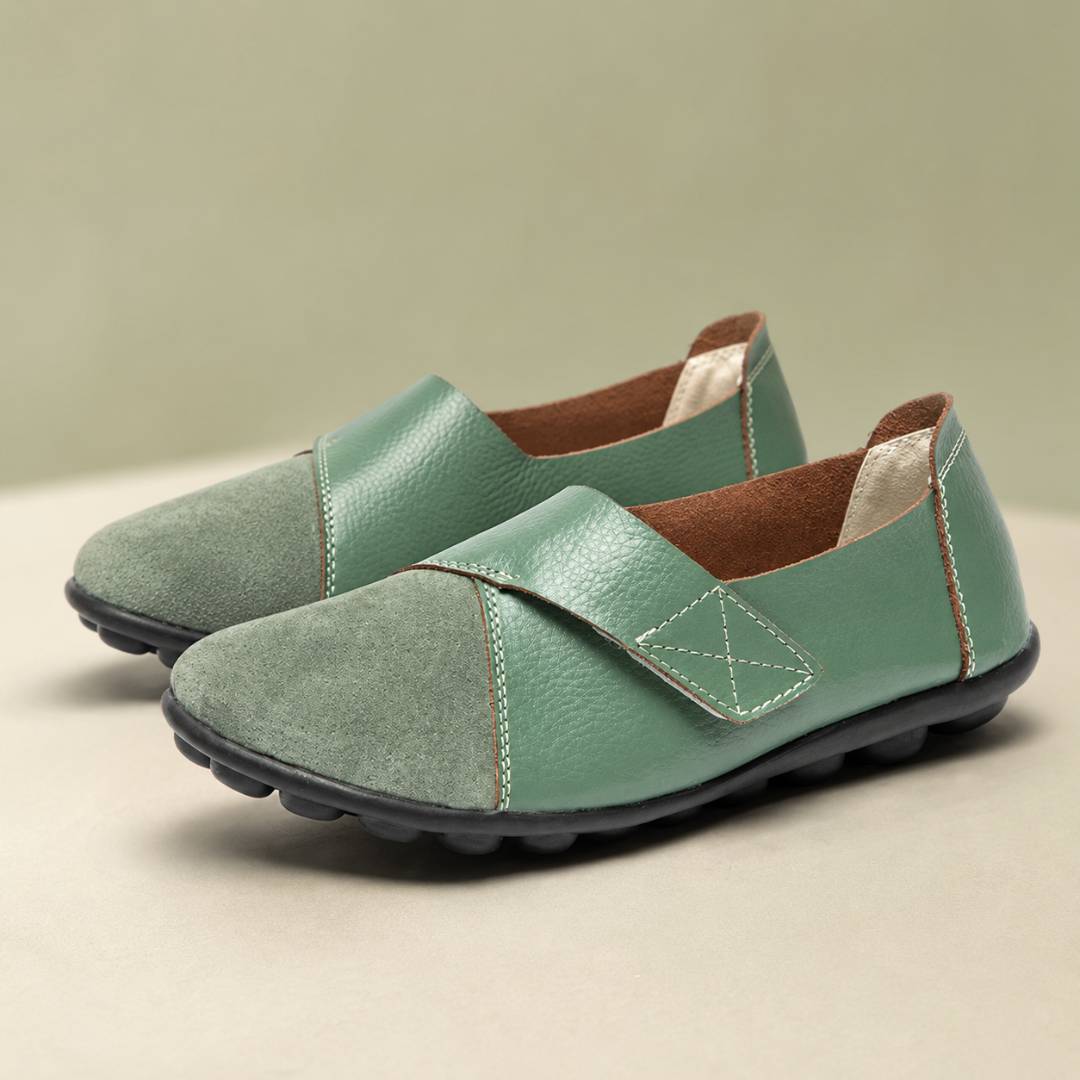Mocassins femme vert sauge avec surpiqûres claires, intérieur camel et semelle noire crantée