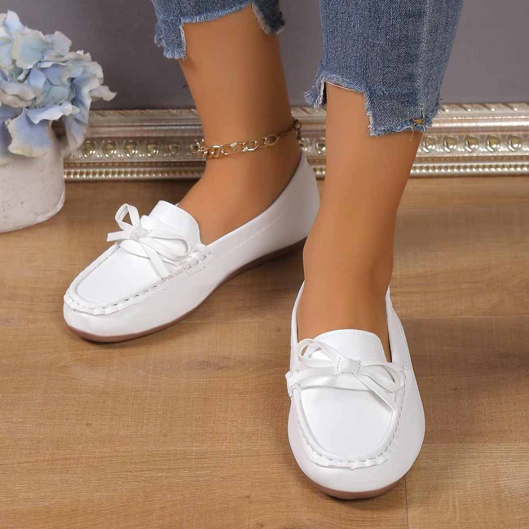 Mocassins femme plats blancs à nœud, bout rond et surpiqûres apparentes au pourtour