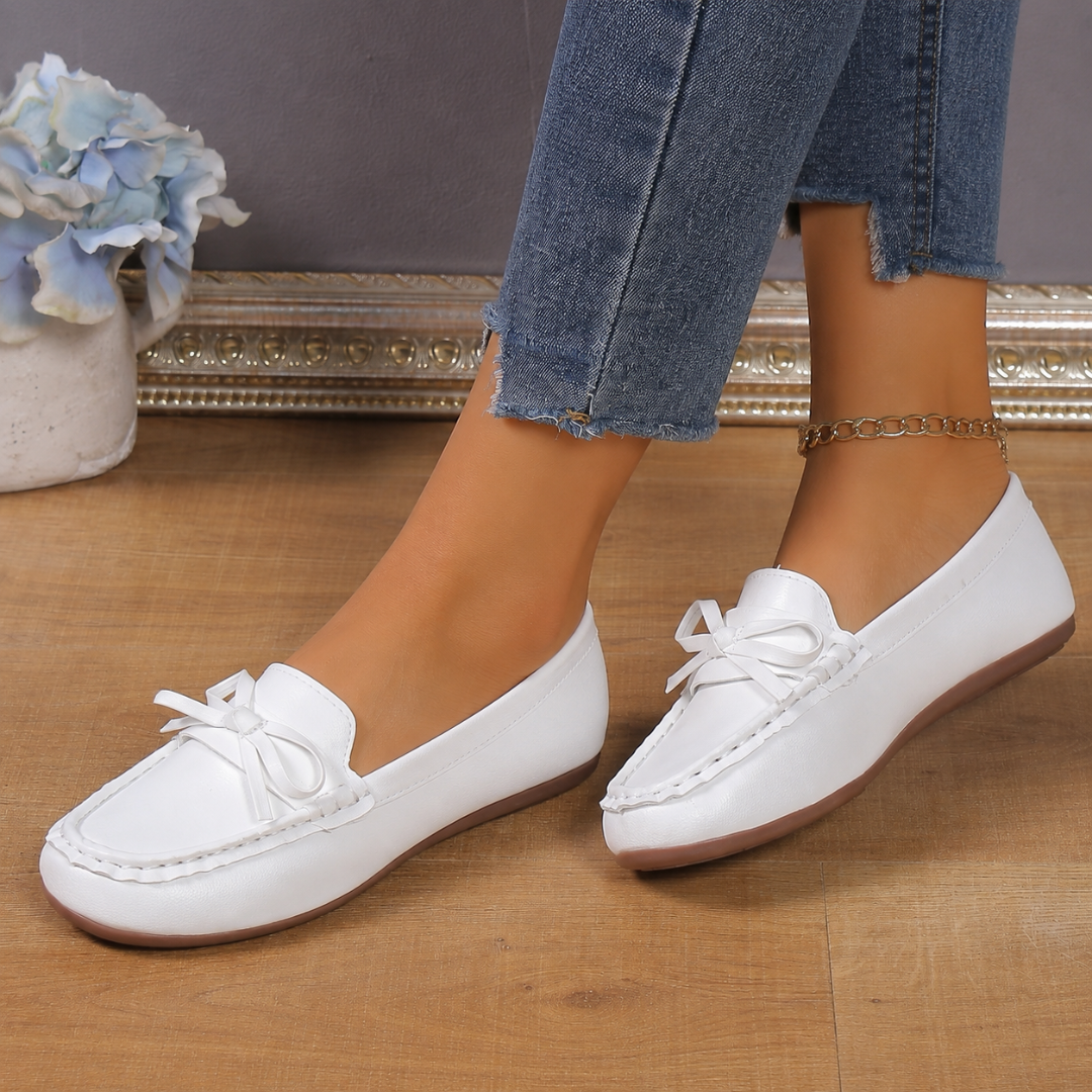 Paire de mocassins blancs femme au bout arrondi avec surpiqûres visibles sur le pourtour