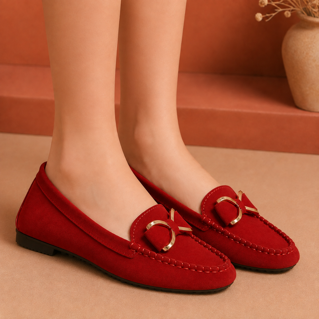 Mocassins rouges vus de trois quarts, entrée souple et couture décorative bien marquée